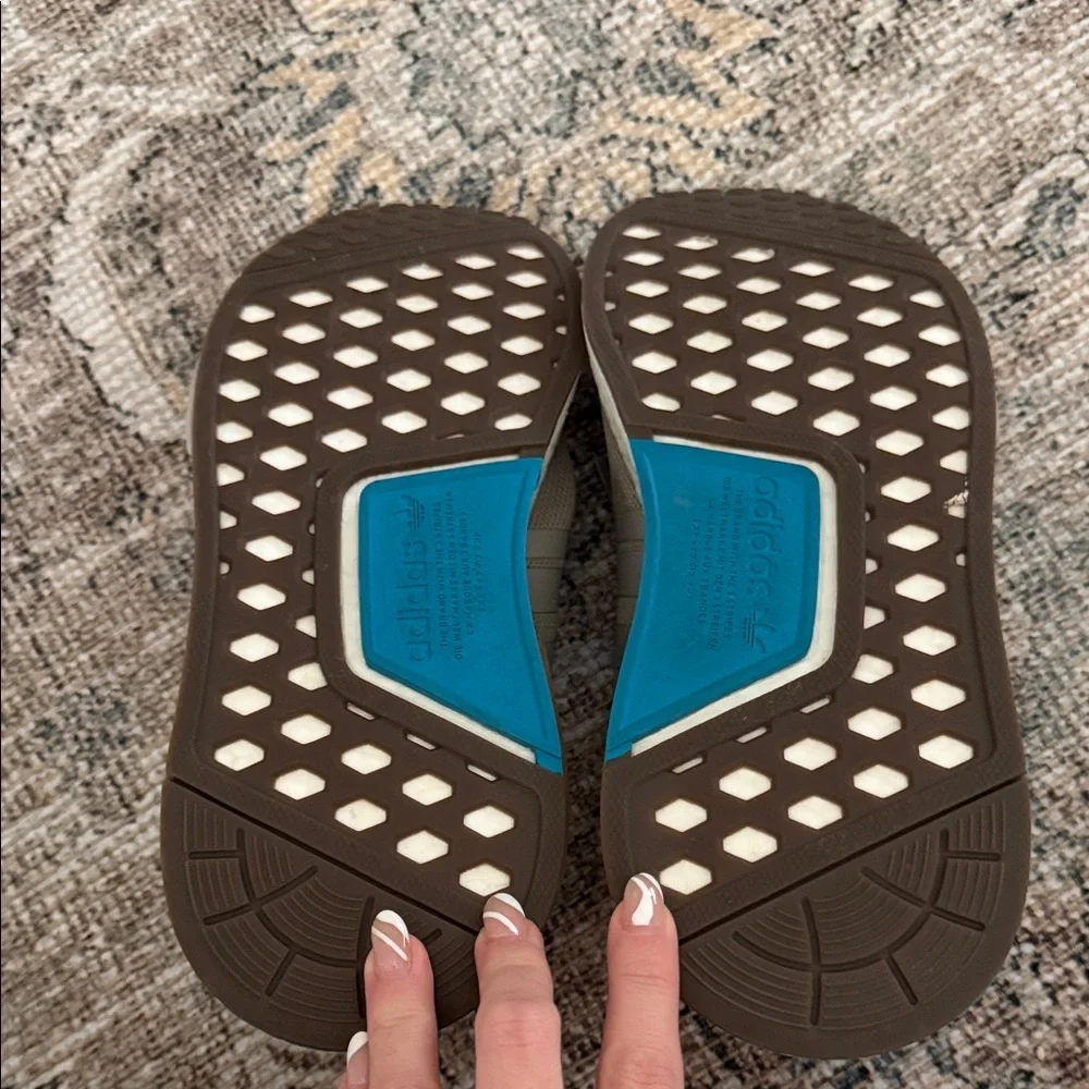 Adidas Star Wars Limited edition NMD R1 in Beige and Aqua - Picture 3 of 3